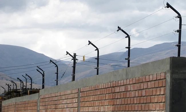 Cerco eléctrico instalado en muro